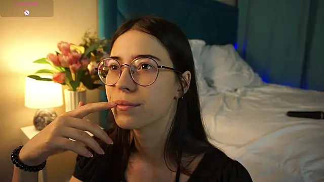 ywixos online show from November 6, 2025, 1:26 pm