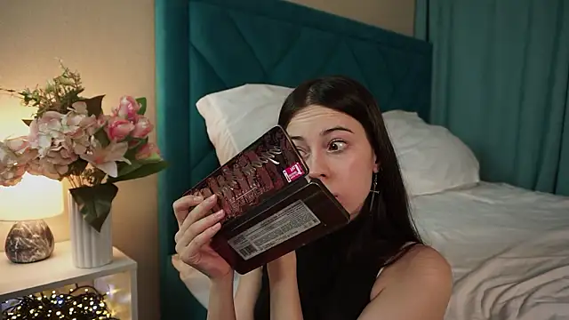 ywixos online show from March 18, 2026, 3:46 pm