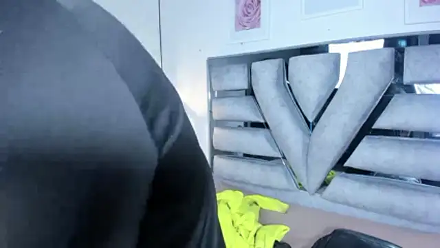 lianfox  online show from April 9, 2026, 12:22 pm