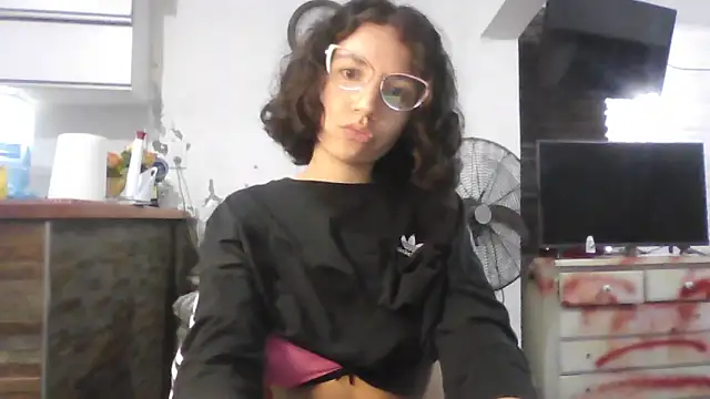 loliporomero online show from November 5, 2025, 1:09 am