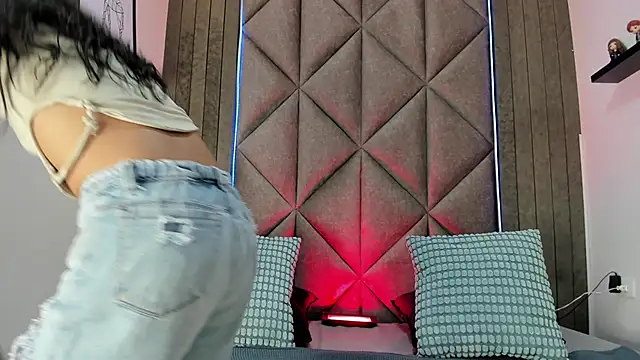 Snapshot of TiffValentinee_ chatting on September 26, 2025, 7:43 pm TiffValentinee online show from September 26, 2025, 7:43 pm