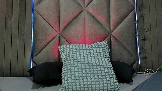 Snapshot of TiffValentinee_ chatting on October 1, 2025, 7:40 pm TiffValentinee online show from October 1, 2025, 7:40 pm