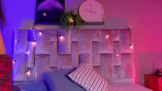 Snapshot of TiffValentinee_ chatting on October 18, 2025, 3:19 am TiffValentinee online show from October 18, 2025, 3:19 am