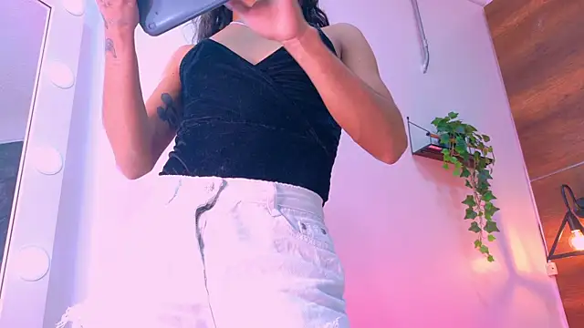 Snapshot of TiffValentinee_ chatting on October 11, 2025, 7:37 pm TiffValentinee online show from October 11, 2025, 7:37 pm