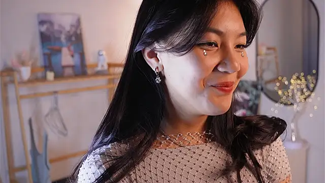 MoiraEger online show from October 26, 2025, 5:02 pm