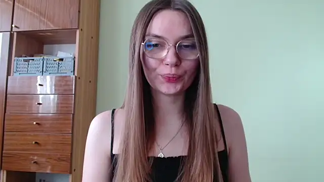 LooveELLYx online show from April 16, 2026, 1:34 pm