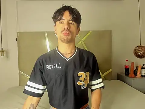 BryCams3 online show from November 4, 2025, 11:08 pm