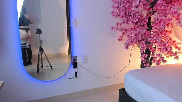 Snapshot of cristina_gallardo chatting on October 8, 2025, 12:28 pm cristina gallardo online show from October 8, 2025, 12:28 pm