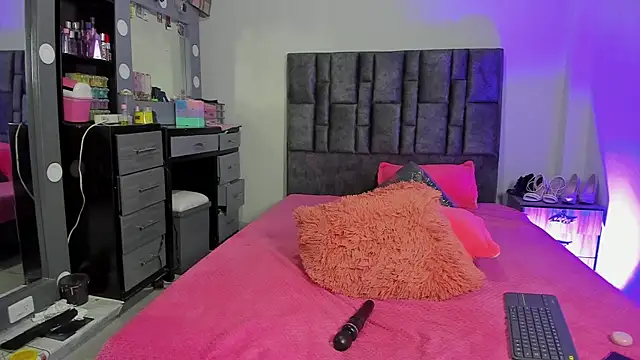 Esmeraldaa- online show from December 19, 2025, 8:06 am