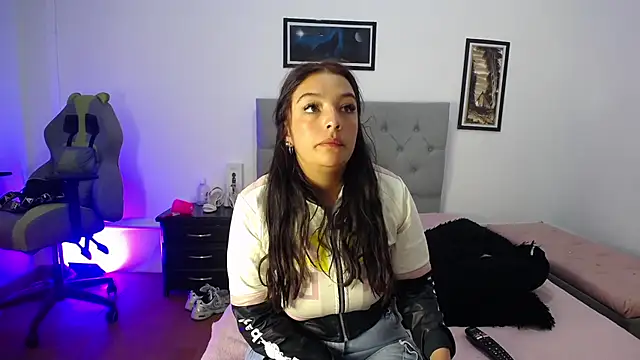 Esmeraldaa- online show from November 3, 2025, 3:34 am