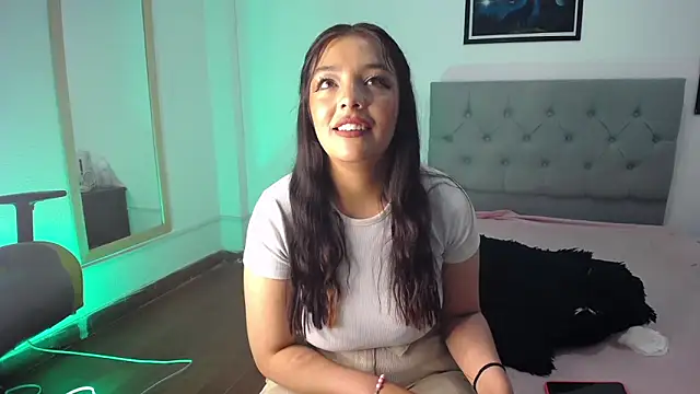 Esmeraldaa- online show from November 13, 2025, 5:22 am