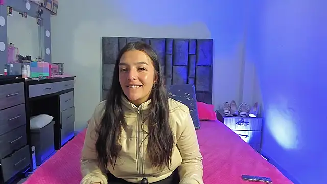 Esmeraldaa- online show from November 29, 2025, 5:40 am