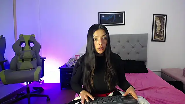 Esmeraldaa- online show from October 6, 2025, 3:51 am