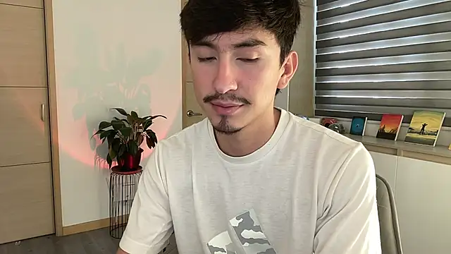 sweettaaron01 online show from October 28, 2025, 5:12 pm