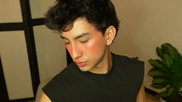 sweettaaron01 online show from June 12, 2026, 1:03 am