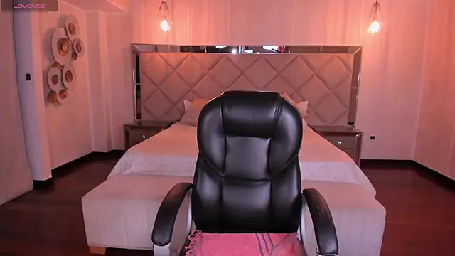 SarahYates online show from September 12, 2025, 4:01 am