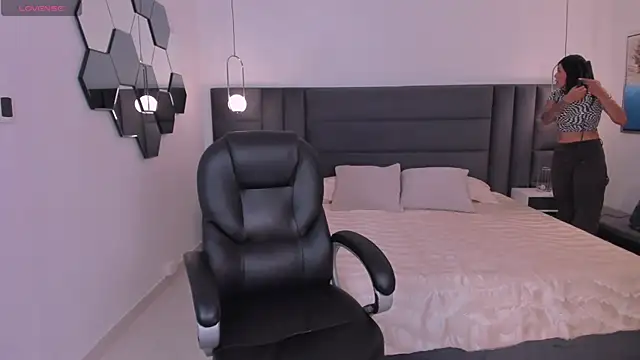 SarahYates online show from November 10, 2025, 5:45 am