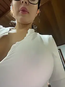 Snapshot of oh_nina chatting on June 1, 2026, 11:37 pm oh nina online show from June 1, 2026, 11:37 pm