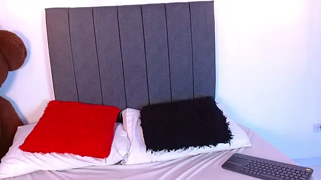 Emadelacroix online show from December 18, 2025, 7:07 pm