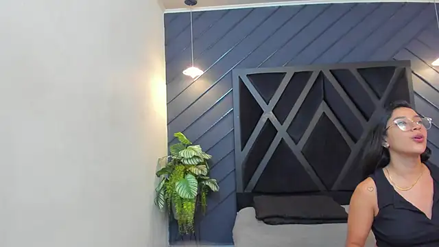 zoe martins  online show from September 18, 2025, 5:16 pm