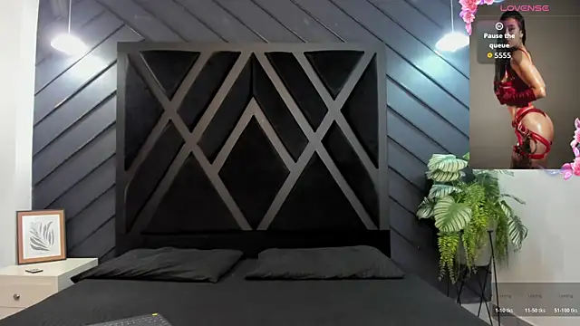 zoe martins  online show from November 28, 2025, 5:24 pm