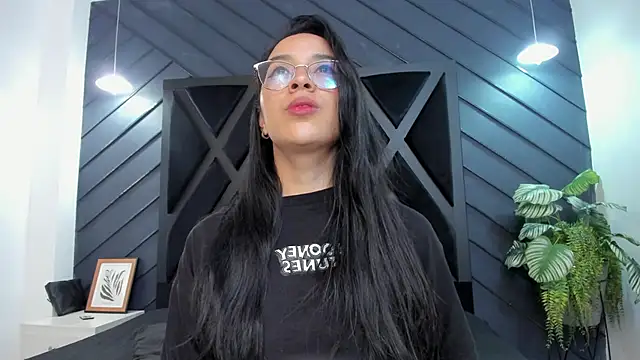 zoe martins  online show from November 21, 2025, 5:23 pm