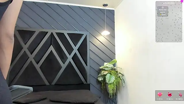 zoe martins  online show from September 14, 2025, 2:28 pm