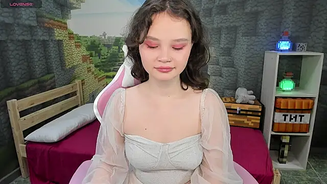 EmilyChaves online show from September 18, 2025, 6:33 pm