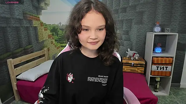 EmilyChaves online show from September 27, 2025, 4:57 pm