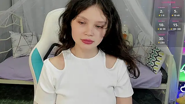 EmilyChaves online show from February 10, 2026, 7:40 am