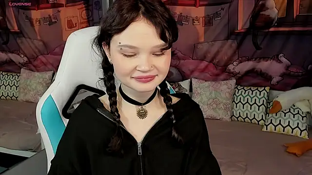 EmilyChaves online show from April 7, 2026, 6:04 am