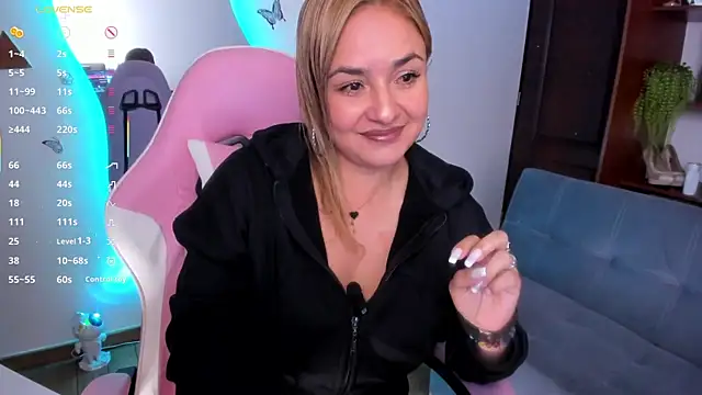 luciamature  online show from January 8, 2026, 9:32 pm