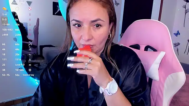 luciamature  online show from September 25, 2025, 9:21 pm