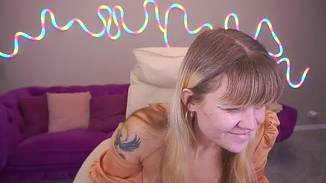 Snapshot of BellaLaPetit chatting on October 18, 2025, 1:02 pm BellaLaPetit online show from October 18, 2025, 1:02 pm