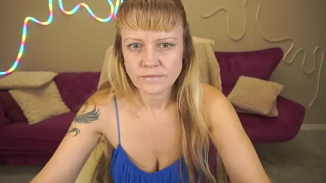 Snapshot of BellaLaPetit chatting on September 23, 2025, 3:52 pm BellaLaPetit online show from September 23, 2025, 3:52 pm