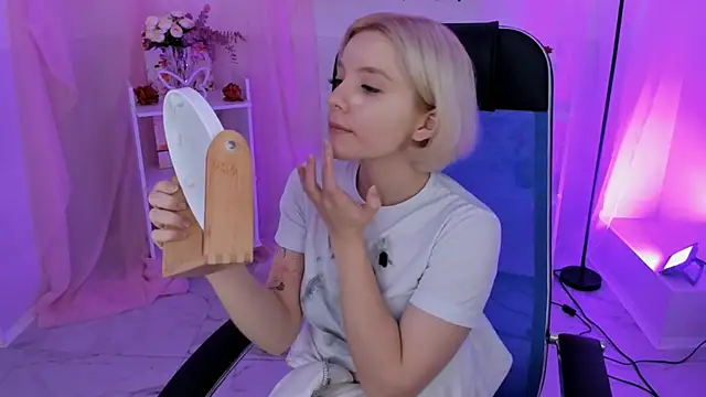 AuroraWrenfield online show from October 28, 2025, 4:35 am