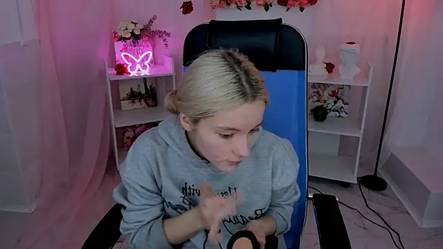 AuroraWrenfield online show from September 9, 2025, 7:40 am