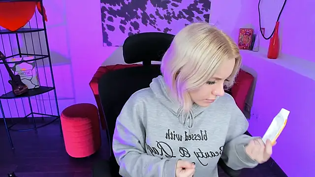 AuroraWrenfield online show from December 18, 2025, 12:27 am