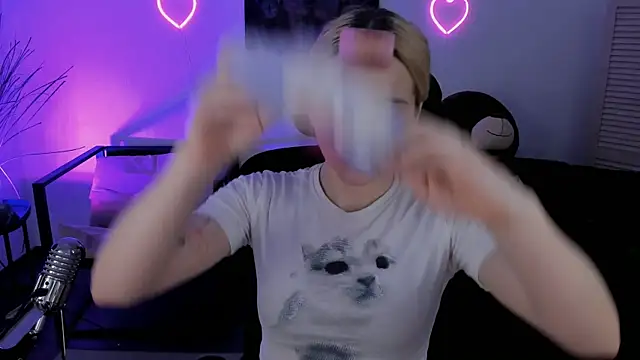 AuroraWrenfield online show from April 13, 2026, 4:16 am