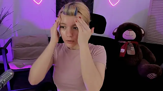 AuroraWrenfield online show from March 16, 2026, 4:20 am