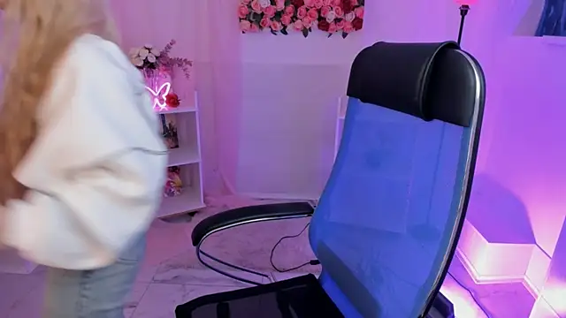 AuroraWrenfield online show from September 19, 2025, 10:41 am