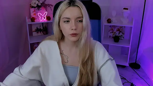 AuroraWrenfield online show from September 24, 2025, 10:22 am