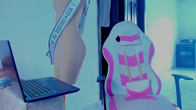 ISA BELLA VZL online show from January 14, 2026, 8:56 pm