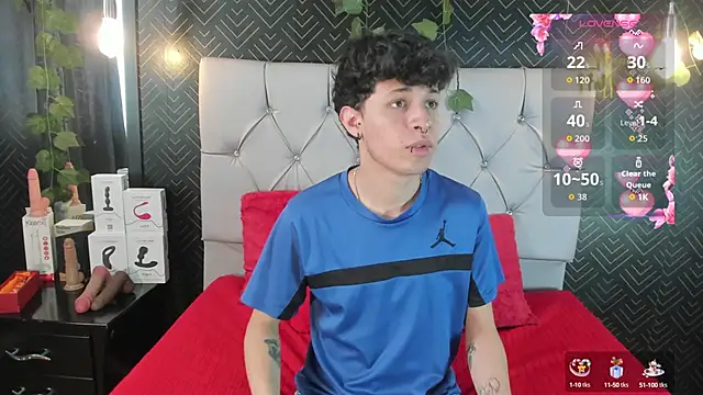 Axel  Evans online show from October 16, 2025, 4:04 pm