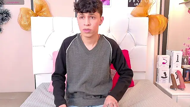 Axel  Evans online show from December 15, 2025, 1:06 pm