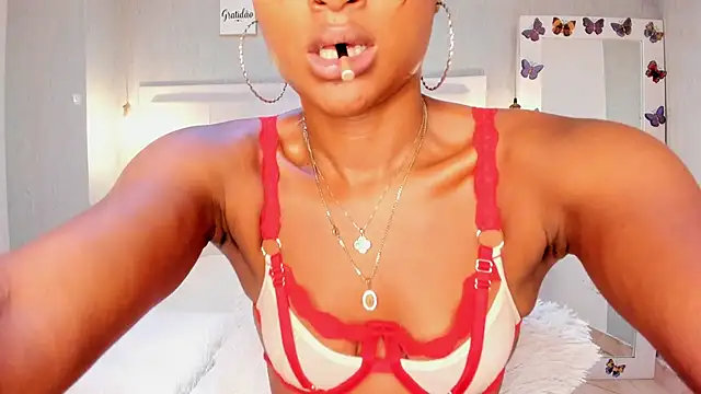 Snapshot of EsmeraldaNyx chatting on November 18, 2025, 8:34 pm EsmeraldaNyx online show from November 18, 2025, 8:34 pm