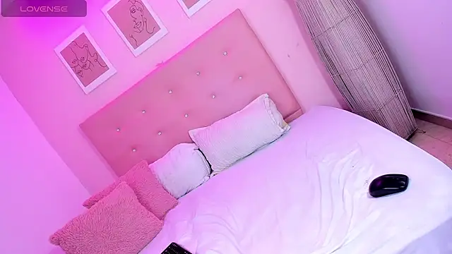 ANNIE DOLCE  online show from November 14, 2025, 10:57 pm