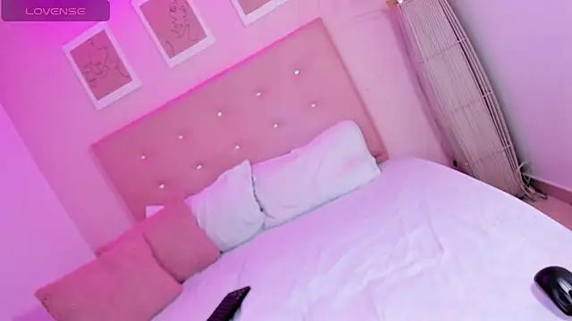 ANNIE DOLCE  online show from September 24, 2025, 9:54 pm