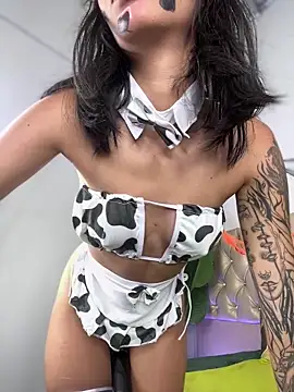 Snapshot of TweetiePieXXX chatting on October 27, 2025, 10:33 pm TweetiePieXXX online show from October 27, 2025, 10:33 pm