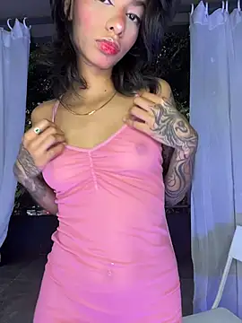 Snapshot of TweetiePieXXX chatting on November 18, 2025, 10:34 pm TweetiePieXXX online show from November 18, 2025, 10:34 pm